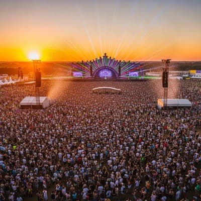 Festival crowd atmosphere